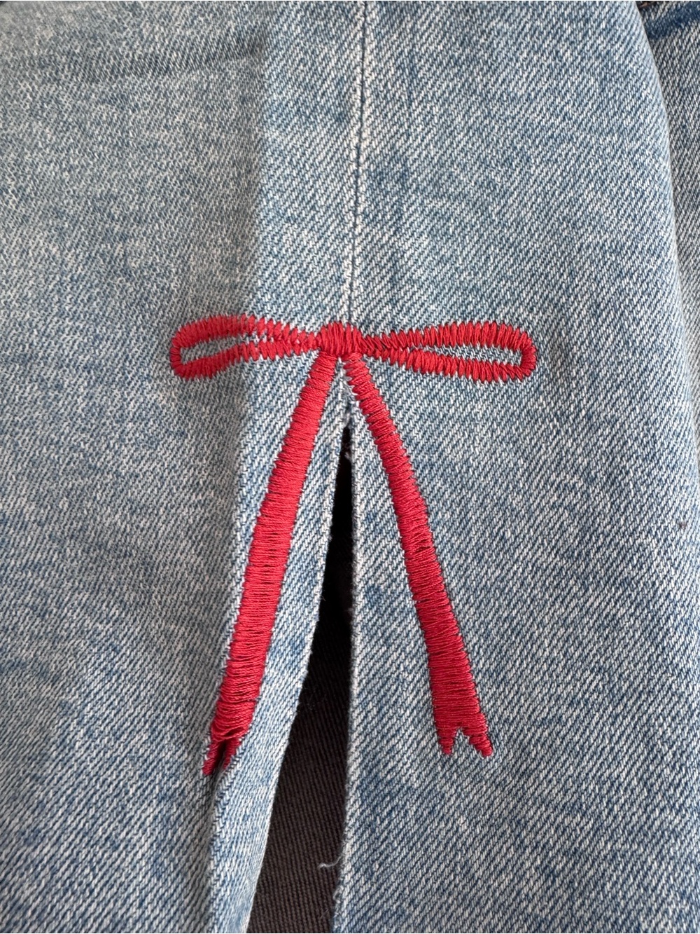 MOTHER The Rambler Zip Slice Hover Jeans in Complete 360 Embroidered Bow Sz: 26 - Picture 6 of 11